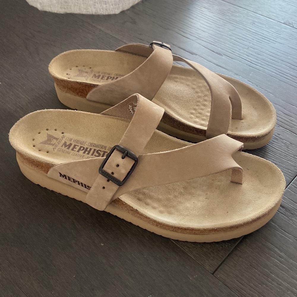 Woman’s Mephisto Helen Leather Sandal size 39/US 8.5